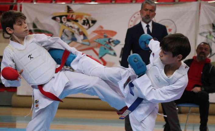 Erzincan’da, 6 ilden 90 sporcunun katılımıyla Anadolu Yıldızlar Ligi karate