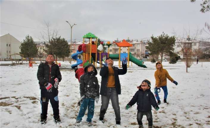 Erzincan’da etkili olan kar yağışının ardından belediye ekipleri kar küreme