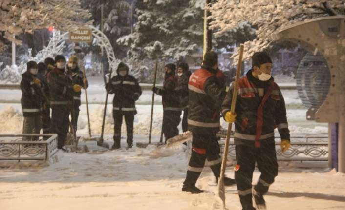 Erzincan’da kar yağışının ardından belediye ekiplerinin yoğun kar mesaisi devam