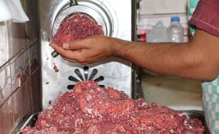 Erzincan’da bayramın birinci gününde kurban kesimlerinin ardından başlayan kasapların kıyma