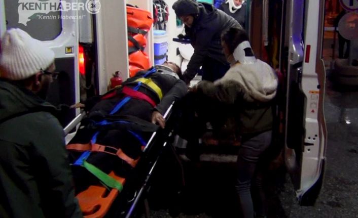 Erzincan'da kar yağışı nedeniyle kayganlaşan yolda sürücüsünün kontrolünden çıkan yolcu