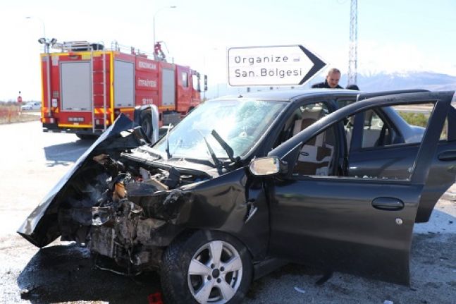 Erzincan'da çekiciyle otomobilin çarpışması sonucu meydana gelen trafik kazasında 3