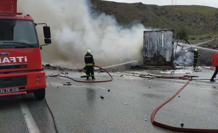 Erzincan'da silikon yüklü ve ev eşyası yüklü iki tırın çarpışması