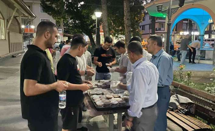 Erzincan’da Kerbela Şehitlerini Anma Programı düzenlenerek cemaate aşure ikramında bulunuldu.