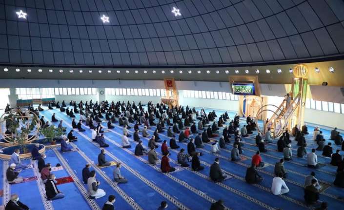 Erzincan’da korona virüs tedbirleriyle Ramazan Bayramı namazı kılındı. Vatandaşlar sosyal