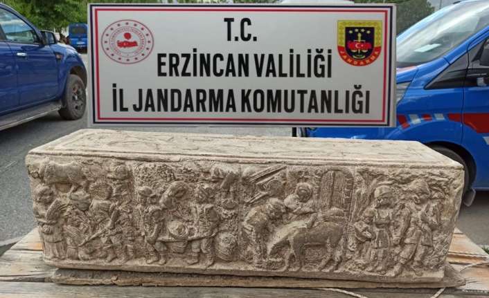 Erzincan’da, eski tarihi dönemlere ait olduğu değerlendirilen lahit mezarını para