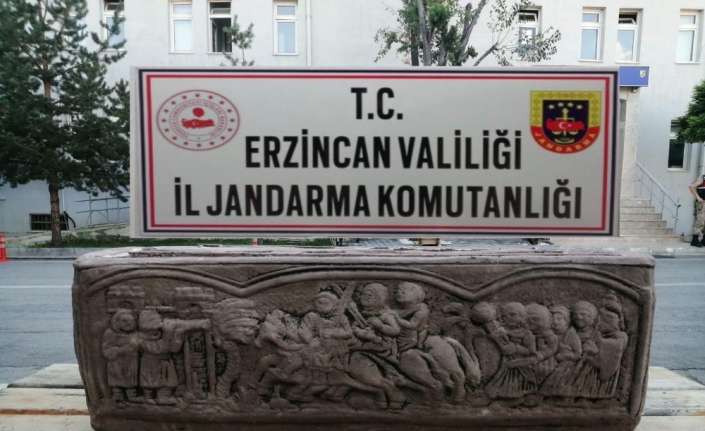 Erzincan’da, eski tarihi dönemlere ait olduğu değerlendirilen lahit mezarını video