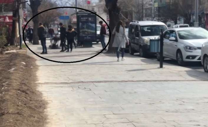 Erzincan’da ortaöğretim öğrencisi iki kızın yol ortasında kavgası cep telefonu