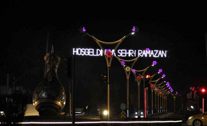 Osmanlı mirası mahyalar Ramazan ayına sayılı günler kala caddelere asılmaya