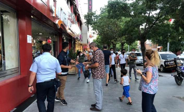Erzincan’da korona virüs önlemleri kapsamında maske denetimi yapan ekipler, maske