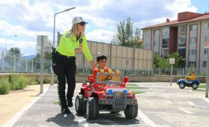 Erzincan’da çocuklarda trafik bilincinin oluşturulması amacıyla trafik parkına gelen 20