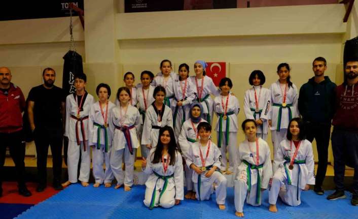 OKUL SPORLARI FAALİYET PROGRAMINDA BULUNAN TEKVANDO KÜÇÜK KIZLAR VE ERKEKLER