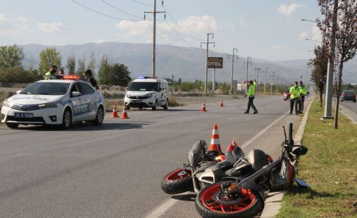 Erzincan’da motosikletli sürücü yoldan geçen kadına çarpışması sonucunda biri ağır