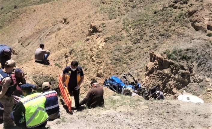 Erzincan’ın Refahiye ilçesinde uçuruma devrilen traktörün altında kalan Şahaloğlu köyü