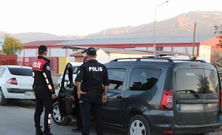 ERZİNCAN’DA NİSAN AYINDA 60 ARANAN ŞAHIS İLE 50 KAÇAK GÖÇMEN