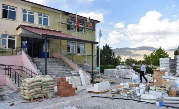 Erzincan’da bulunan okullarda bakım-onarım ve boyama çalışması yapılarak öğrencilere, yeni