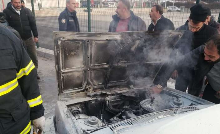 Erzincan’da bir otomobilin motor kısmında çıkan yangın itfaiyenin müdahalesiyle söndürüldü.