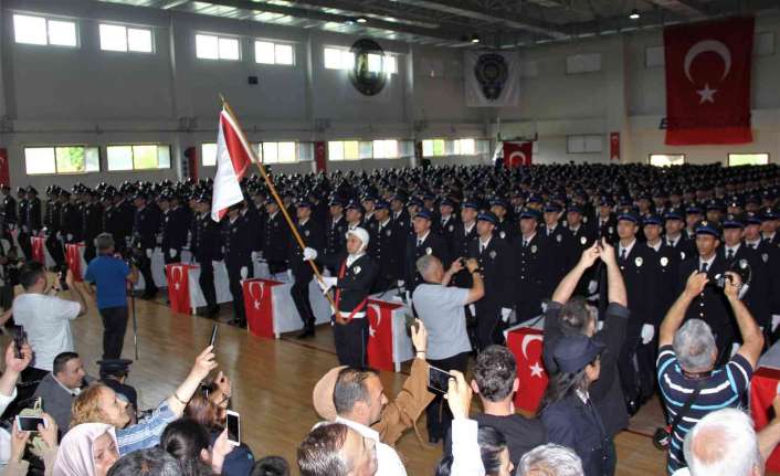 Erzincan’da 8 aylık eğitimlerinin ardından mezun olan 826 Polis Meslek
