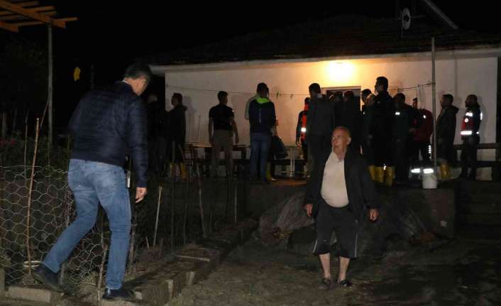 Erzincan’da akşam saatlerinde etkisini artıran sağanak yağış sele dönüştü. Bazı