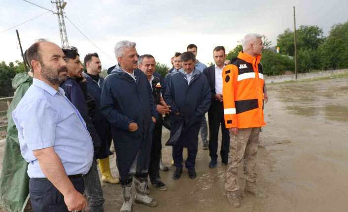 Erzincan’da etkili olan sağanak yağış sele dönüştü. Sel nedeniyle köy
