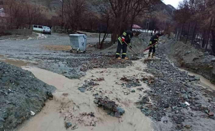 Erzincan’da etkili olan sağanak yağışla birlikte Başpınar köyünde su taşkını