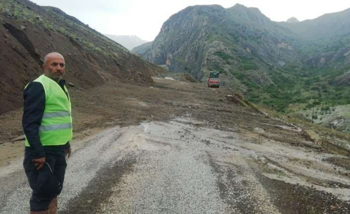 Erzincan’ın Kemah ve Çayırlı ilçelerinde sağanak yağış sel ve heyelana