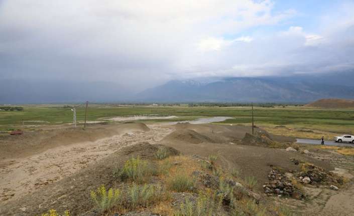 ERZİNCAN'DA SAĞANAK SONRASI KURT DERESİ'NDEN GELEN SEL KAMERALARA YANSIDI.