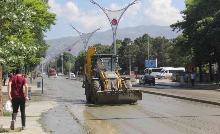 Erzincan’da dün akşam saatlerine doğru etkisini gösteren yoğun dolu ve