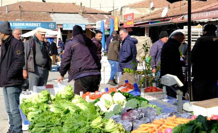 Erzincan’da ki halk pazarlarında Ramazan ayı öncesi hareketlilik yaşanıyor.