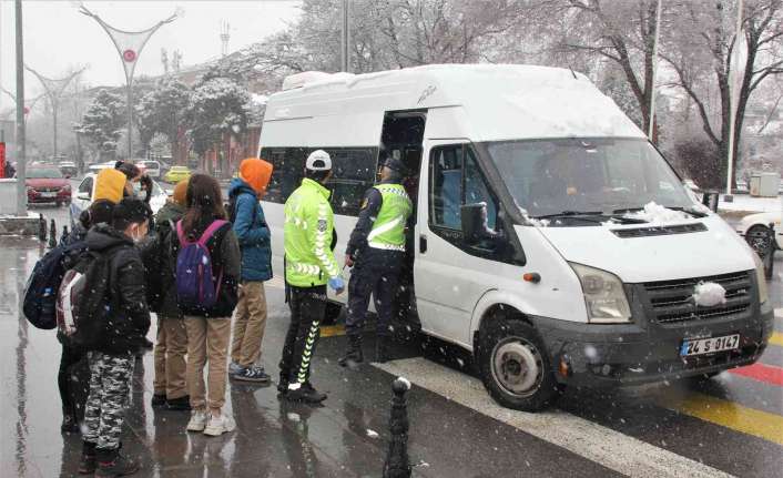 Erzincan’da polis, jandarma ve zabıta ekiplerince öğrenci taşıyan servisler denetledi.