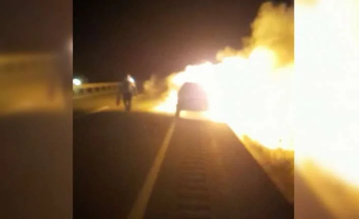 Erzincan’da seyir halindeki otomobil yandı Erzincan’da seyir halindeki otomobil yanarak kullanılmaz hale geldi.