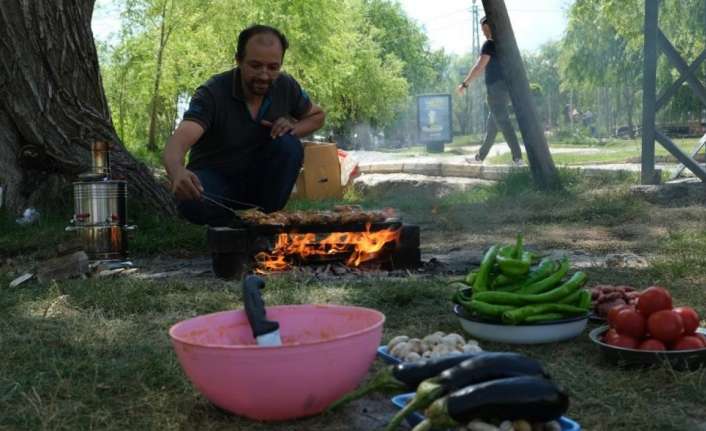 Erzincan’da hafta sonu tatilini fırsat bilen vatandaşlar mesire alanlarına akın