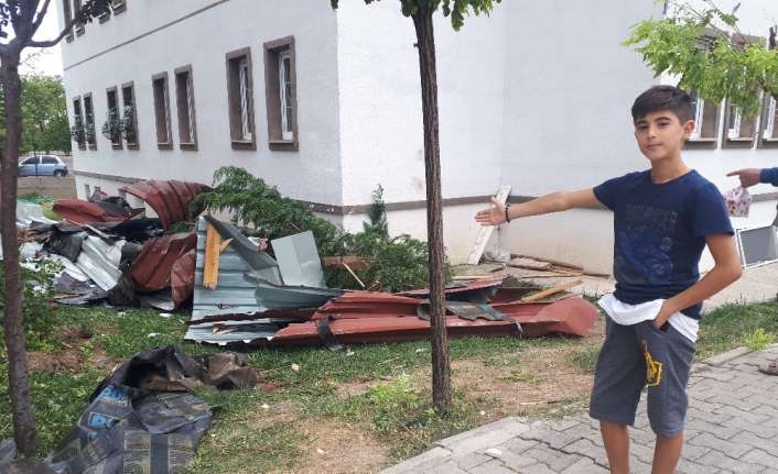 ERZİNCAN'DA ŞİDDETLİ RÜZGAR ÇATILARI UÇURDU