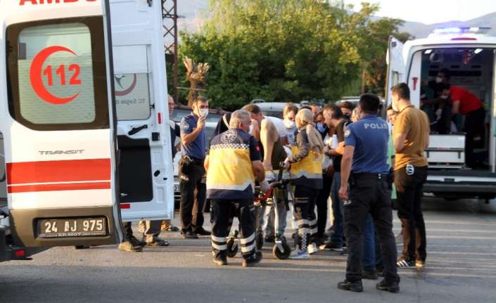 Erzincan’da büfe içerisinde silahlı saldırıya uğrayan 2 kişi ağır yaralandı.