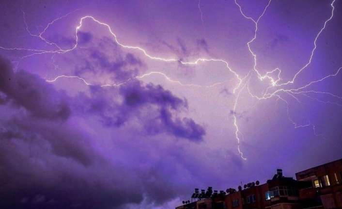 Erzincan’da dün akşam saatlerinde aniden bastıran yağmurla birlikte çakan şimşekler