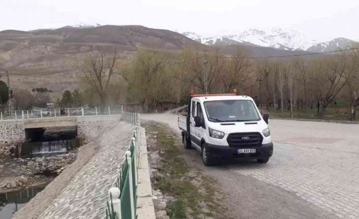 Erzincan’da yaz aylarında ortaya çıkan sinek ve haşerelere karşı ilaçlama