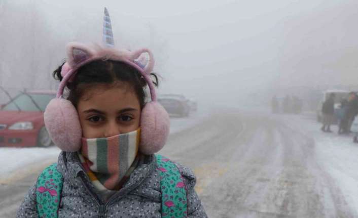 Erzincan güne sis, pus, kırağıyla uyandı. Soğuk hava nedeniyle araç