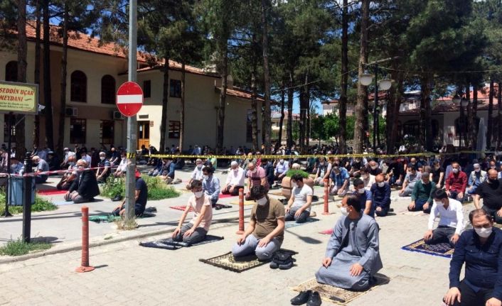 Erzincan’da normalleşme süreci kapsamında ilk kez cuma namazı kılındı.