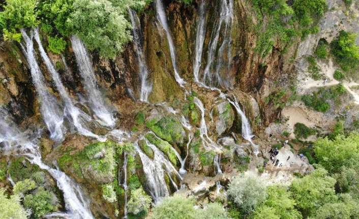 Hava sıcaklığının 38 dereceyi bulduğu Erzincan’da gurbetten gelen tatilciler serinlemek