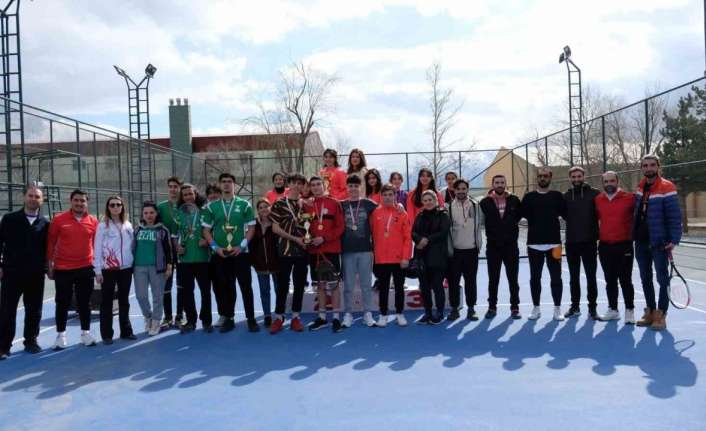 Erzincan’da Okul Sporları A Gençler Tenis İl birinciliği müsabakaları yapıldı.