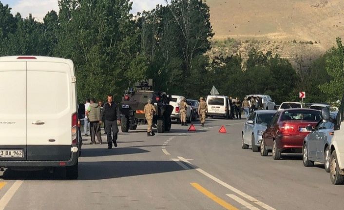 Erzincan Çağlayan karayolu Karatuş Köyü mevkiinde, jandarma minibüsünün devriye geçişi