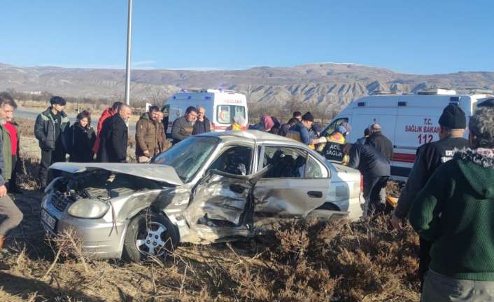 Erzincan’da iki otomobilin çarpışması