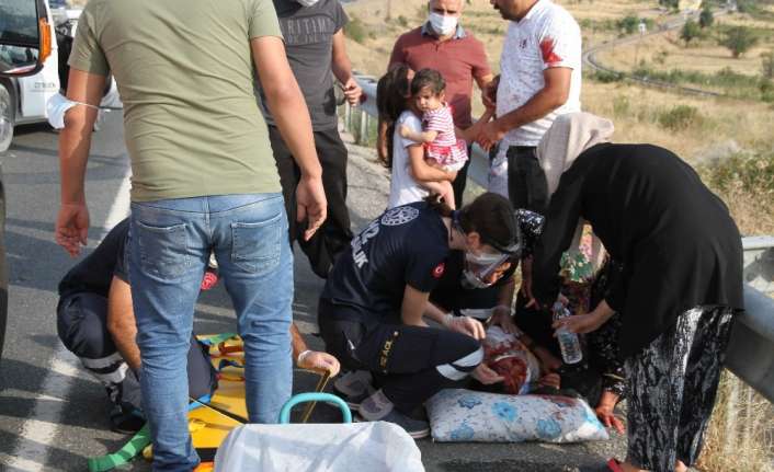 Erzincan’da otomobilin tıra arkadan çarpması sonucu meydana gelen trafik kazasında