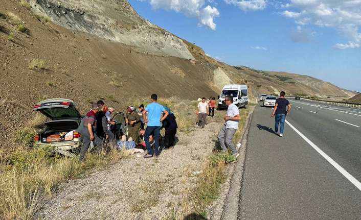 Erzincan’da otomobilin şarampole yuvarlanması