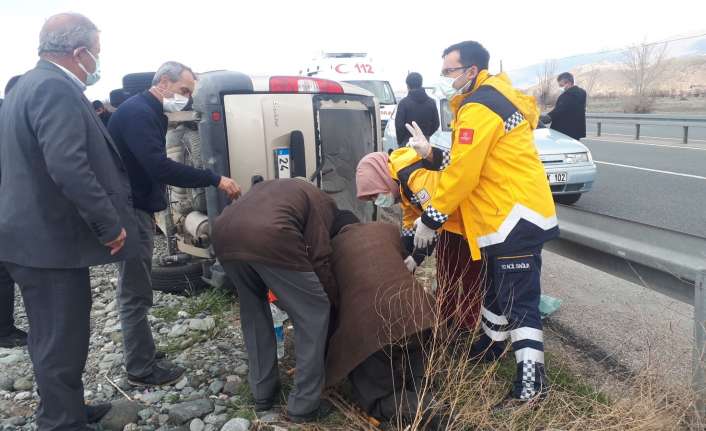 Erzincan’da otomobilin devrilmesi sonucu meydana gelen trafik kazasında baba ve
