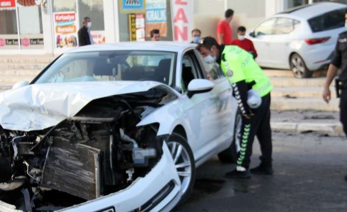 Erzincan’da iki otomobilin çarpışması sonucu meydana gelen trafik kazasında 2