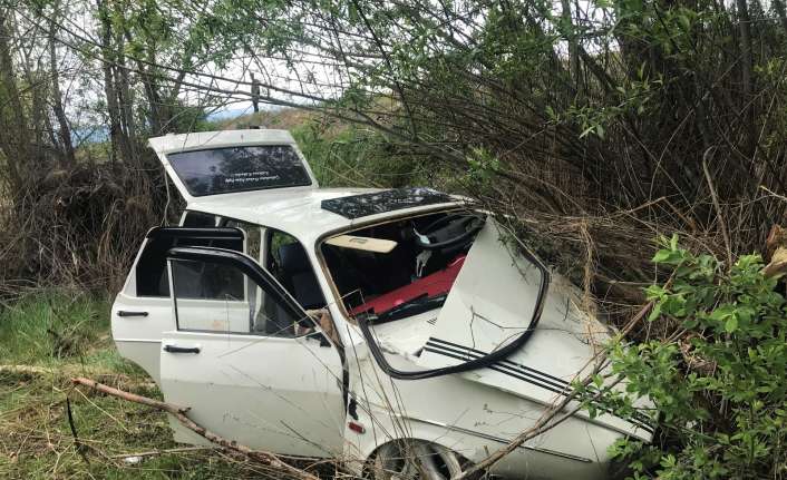 Erzincan’da şarampole uçan otomobildeki 3 kişi yaralandı.