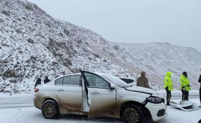 Erzincan’da karlı zeminde kayarak çarpışan iki otomobildeki 5 kişi yaralandı.