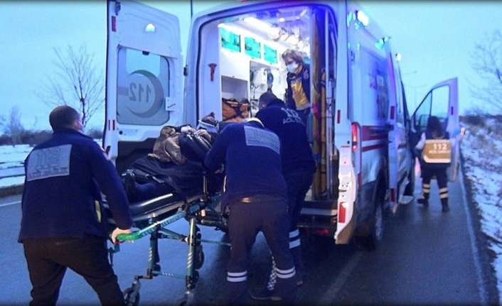 Erzincan’da kar yağışıyla birlikte kayganlaşan yolda otomobil tarlaya uçtu. Kazada