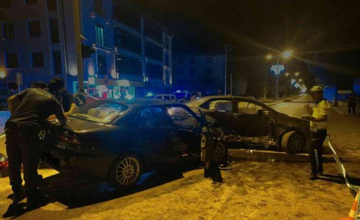 Erzincan’da iki otomobilin çarpıştığı